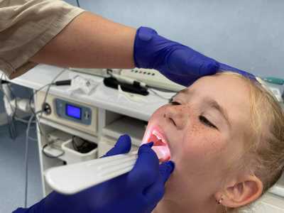 Dziewczynka, której badane są migdałki