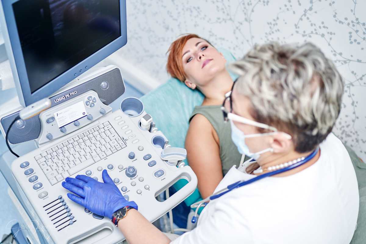 Doktor wykonująca zabieg USG na pacjentce