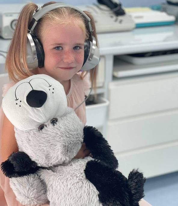 Młoda pacjentka an-med podczas badania foniatrycznego