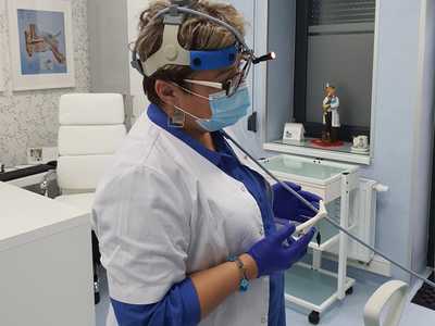 Lekarz przygotowujący się do badania laryngologicznego