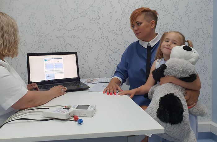 Młoda pacjentka u specjalisty w an-med